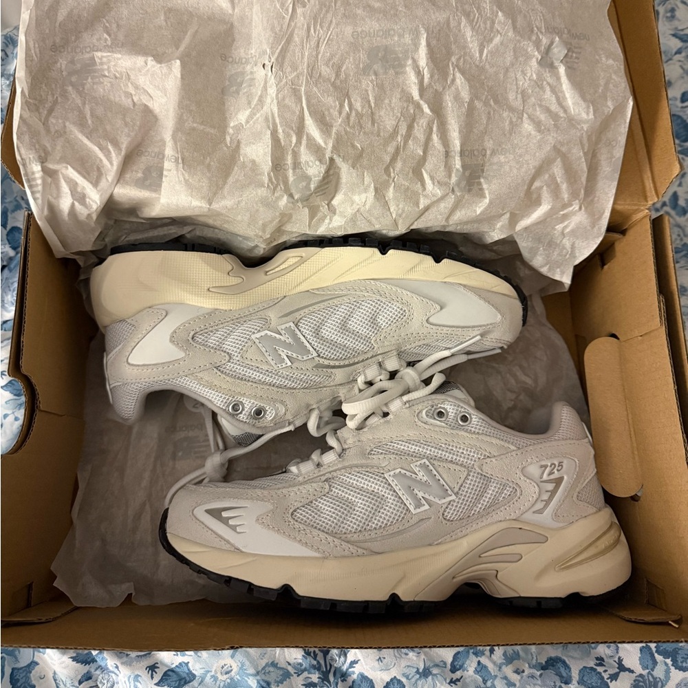 NEW Unisex New Balance 725 Ivory size M5/W6.5